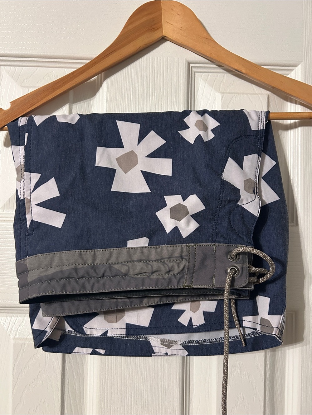 VISSLA Navy Floral Swim Shorts with Gray Accents 34 - BEAUTIES!!
